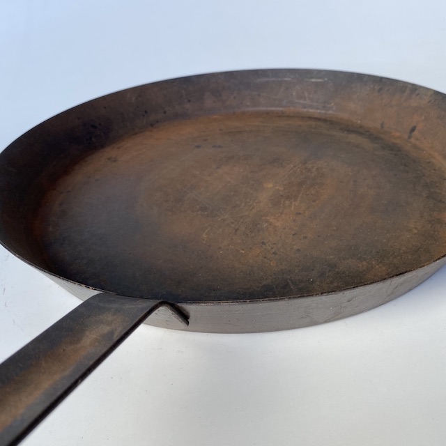 POTS n PANS, Frypan, Rusted Cast Iron Ex Large